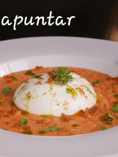 Una foto de Salmorejo cordobés con toque mediterráneo 🍅 🍞 🍃