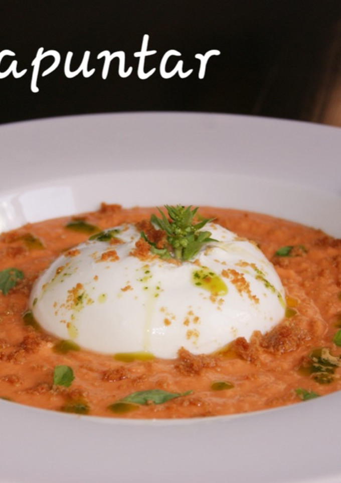 Una foto de Salmorejo cordobés con toque mediterráneo  🍅 🍞 🍃