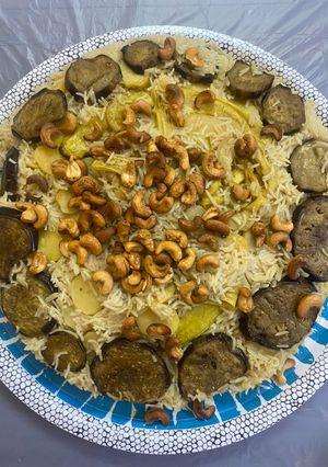 صورة لوصفة مقلوبة بالخضار و قطع اللحم بالعظم