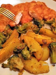 Egyszerű frissen sült csirkemell - sütőben sült zöldségkörettel recept fotója