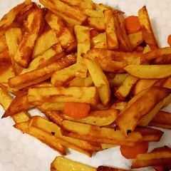 A picture of Airfryer chips, first time.