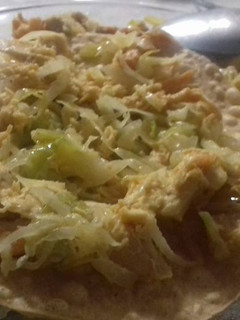 Una foto de Tostadas de pollo y lechuga incurtida