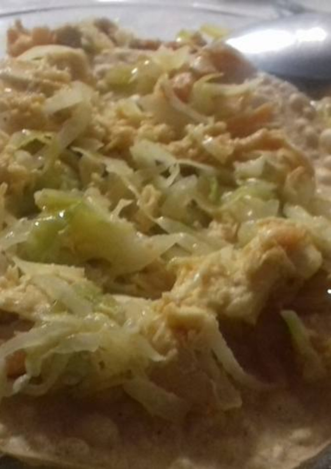Una foto de Tostadas de pollo y lechuga incurtida