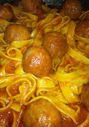 Una foto de Nidos de espinacas con albóndigas