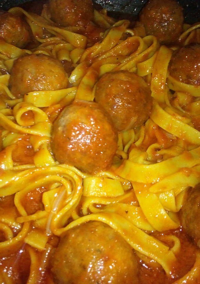 Una foto de Nidos de espinacas con albóndigas