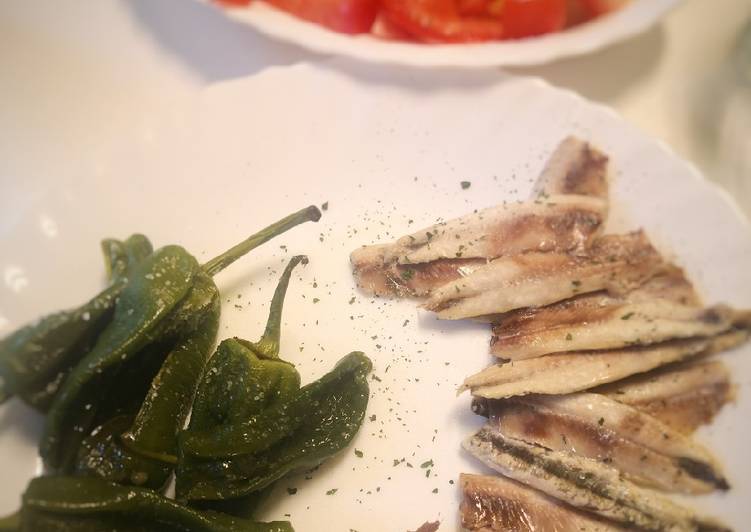 Boquerones al horno con pimientos de Padrón