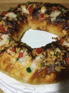 Una foto de Roscón de Reyes relleno de nata