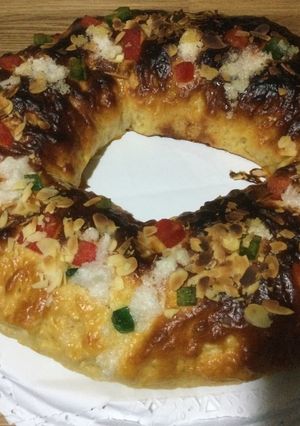Una foto de Roscón de Reyes relleno de nata