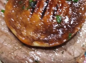 Foto di Filetto di manzo con cappella di porcino grigliata agli aromi