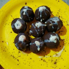 A picture of Choco cake ladoo.
