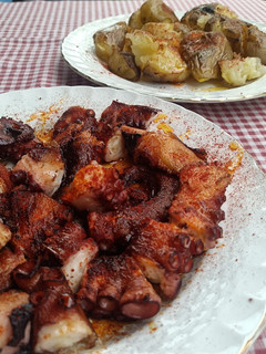 Una foto de Pulpo a la parrilla con patata chafada al pimentón