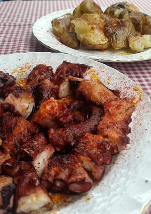 Foto principal de Pulpo a la parrilla con patata chafada al pimentón