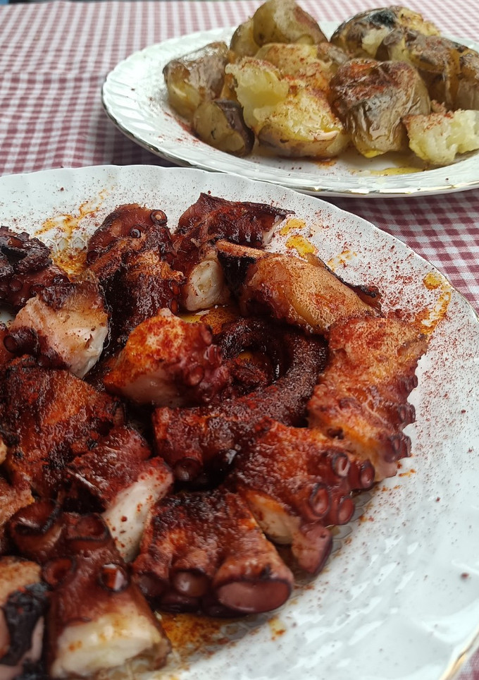Una foto de Pulpo a la parrilla con patata chafada al pimentón