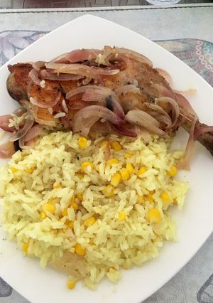 Una foto de Pollo al Horno con Vino Blanco acompañado de Arroz con Choclo