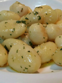 Una foto de Patatas baby al ajo y albahaca