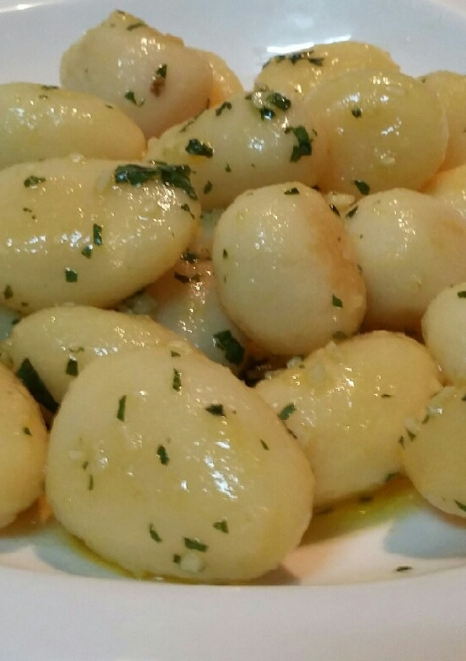 Una foto de Patatas baby al ajo y albahaca