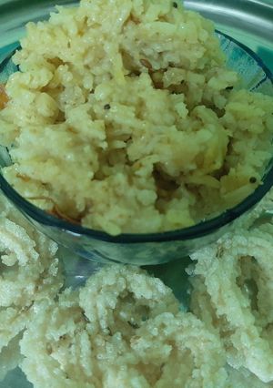 हलकी फुलकी खिचडी (khicadhi recipe in marathi) रेसिपी चे मुख्य फोटो 