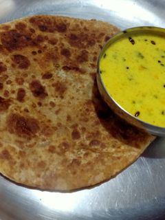 बेसन के खस्ता स्पाइसी परांठे (besan ke khasta spicy parathe recipe in Hindi) रेसिपी मुख्य फोटो