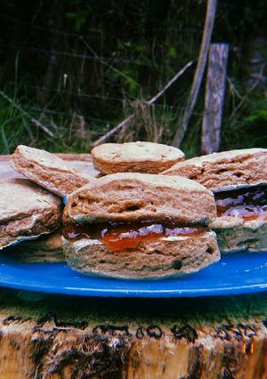 Una foto de Alfajores de Algarroba