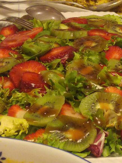 Una foto de Ensalada con fresas y kiwi