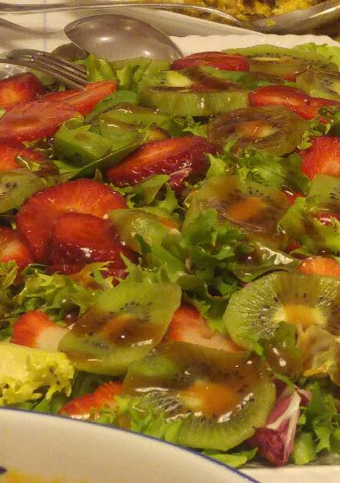 Una foto de Ensalada con fresas y kiwi