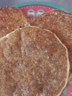 Una foto de Pan plano de arroz cocido con semillas en sartén (sin gluten)