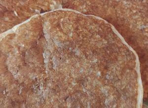 Una foto de Pan plano de arroz cocido con semillas en sartén (sin gluten)