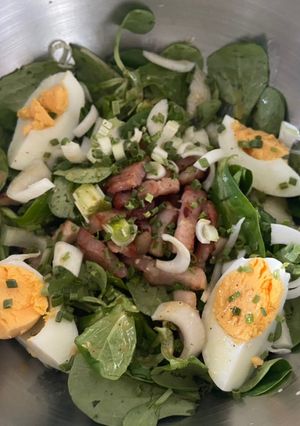 Une photo de Salade de mâche œuf et lardons