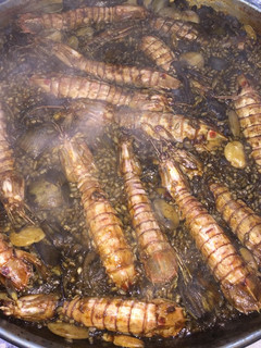 Una foto de Arroz con alcachofas, galeras y camagroc