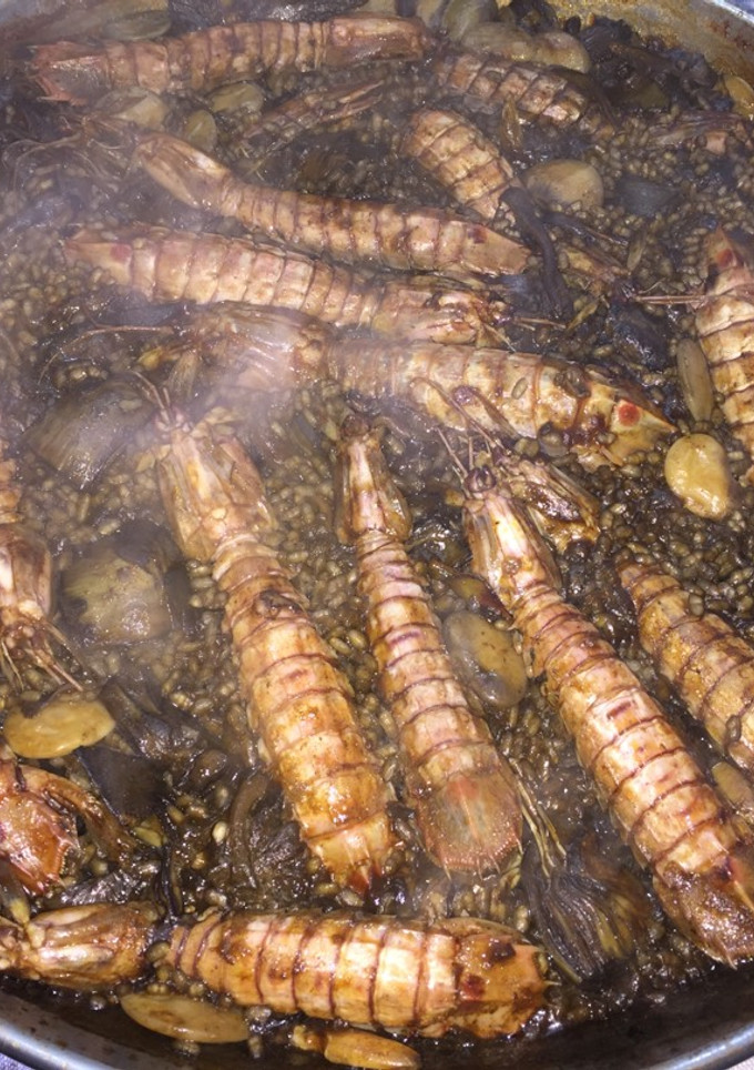 Una foto de Arroz con alcachofas, galeras y camagroc