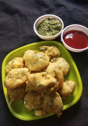મેથીના પકોડા(methi pakoda Recipe in Gujarati) રેસીપી મુખ્ય ફોટો