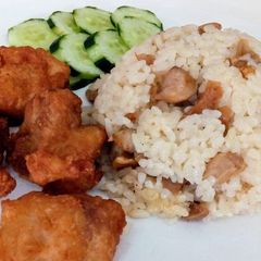 A picture of Uduk Rice With Chicken(Indonesian Steam Rice With Chicken).