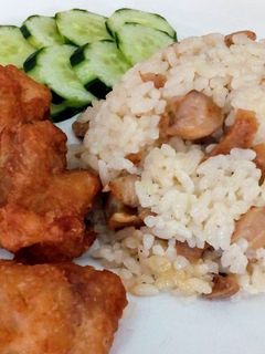 A picture of Uduk Rice With Chicken(Indonesian Steam Rice With Chicken).