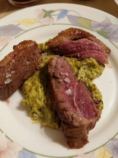 Una foto de Magret de pato con pistachos