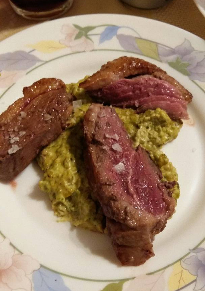 Una foto de Magret de pato con pistachos