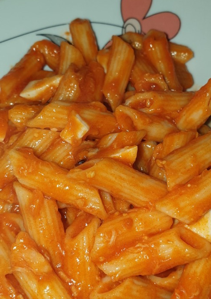 Una foto de Macarrones con atún, cebolla, huevo y tomate
