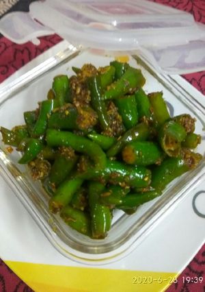 A picture of Green chilli pickle.