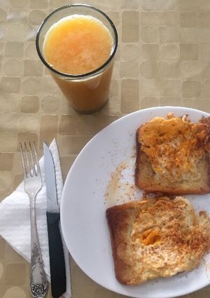 Φωτογραφία της συνταγής Πρωινό με αυγά, ψωμί του τοστ και φυσικό χυμό πορτοκάλι