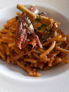 Una foto de Fideos con confit de pato, ceps y alcachofas