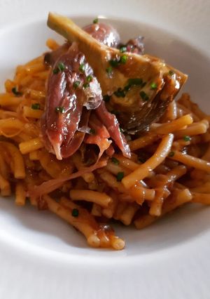 Una foto de Fideos con confit de pato, ceps y alcachofas
