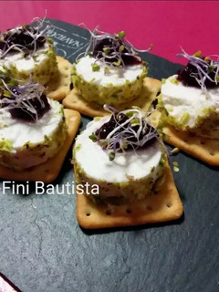 Una foto de Canapés con queso de rulo