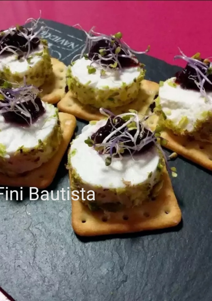 Una foto de Canapés con queso de rulo