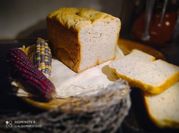 Una foto de pan de maíz en panificadora