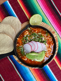 Una foto de Pozole rojo de pollo