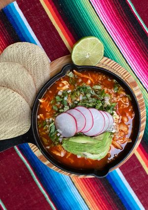 Una foto de Pozole rojo de pollo