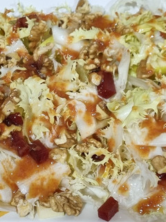 Una foto de Ensalada de escarola con membrillo