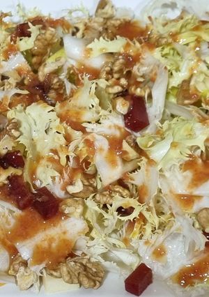 Una foto de Ensalada de escarola con membrillo