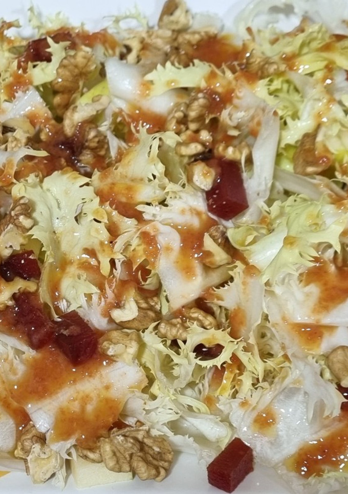 Una foto de Ensalada de escarola con membrillo