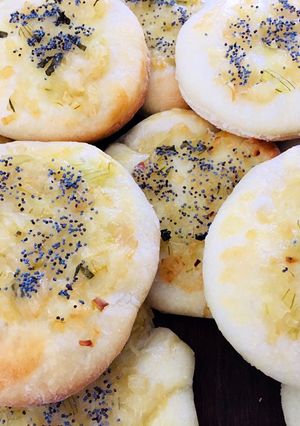 Una foto de Pletzalej o pizzetas de cebolla. Sin lactosa