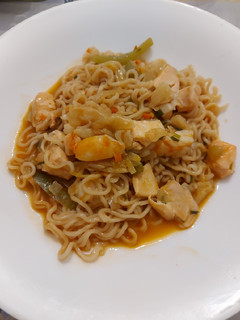Una foto de Wok de gambas y salmón